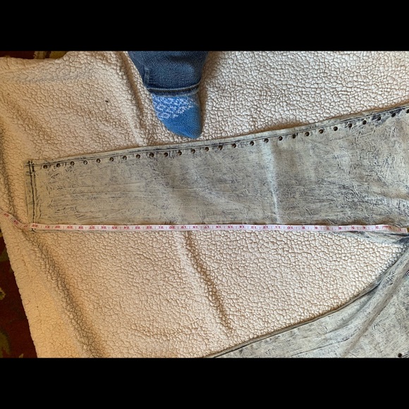 New with tags light stonewashed Sapphire red straight leg jeans with studs - Picture 12 of 14